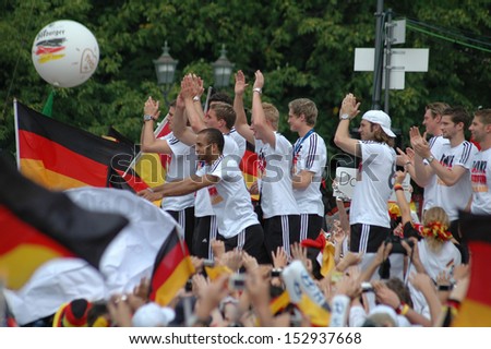 JULY 9, 2006 - BERLIN: the German national soccer team at the official farewell party after the soccer world championship in Germany, Strasse des 17. Juni, Berlin.