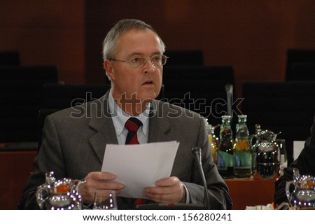 DECEMBER 16, 2004 - BERLIN: Hans Eichel at a meeting of the German government in the Chanclery in Berlin.