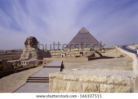 DECEMBER 2002 - GIZEH: the Sphinx and the Pyramides of Gizeh, Cairo, Egypt.