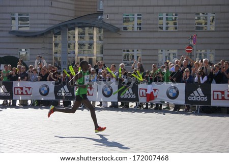 SEPTEMBER 25, 2011 - BERLIN: Patrick Macau (Kenia) on his way to a new world record at the Berlin-Marathon 2011, Pariser Platz, Berlin.