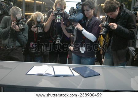 NOVEMBER 18, 2005 - BERLIN: photojopurnalists take images of the the signed coalition treaty - after signing the coalition treaty between the CDU and SPD, Paul-Loebe-Haus, Berlin.