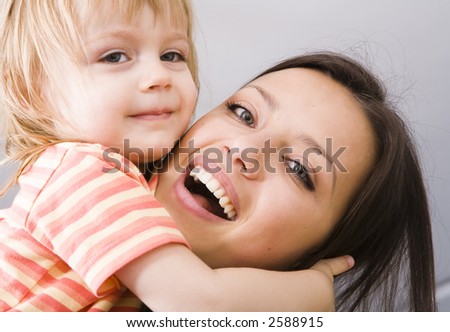 Dashuria e Mamit Stock-photo-closeup-portrait-of-cute-yonge-girl-and-her-mother-2588915