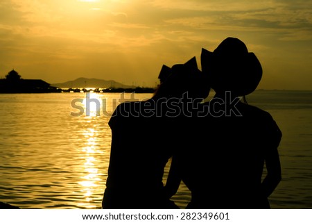 Silhouettes love couple at sea