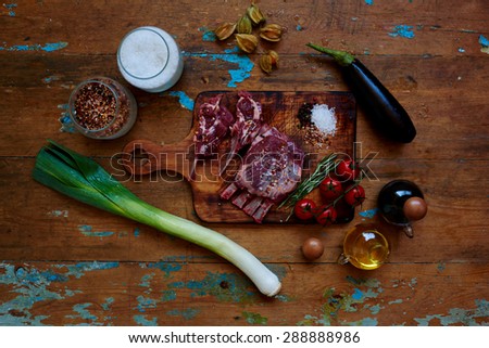 ?hef cut up lamb chops for lunch, Cook butchered lamb chops, served with plans to cook steamed vegetables, sliced avocado, cherry tomatoes, onion and parsley are excellent components for any salad