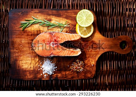 Young began his career chef creatively to present its guests a steak salted salmon on a wooden board with coarse slices of lemon