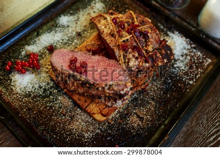 Cook trendy youth Steak House prepared veal in the oven, pre-marinated it in wine, the meat turned out medium rare
