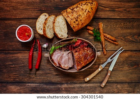 Cook pulled out of the oven a piece of lamb tenderloin, served it with grilled vegetables in ceramic ware, a number of fresh crusty bread and a sauce made from cherry tomatoes and chili peppers