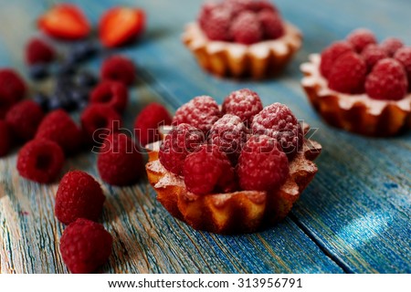 A delicious dessert for the whole family and easy diet, raspberry basket of unleavened dough with a gentle sprinkle with powdered sugar, fresh raspberries are a number of remaining dessert