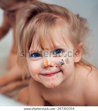little izrisoval girl takes a bath After classes drawing. portrait, smiling