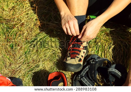 men tying the knot on trekking boots