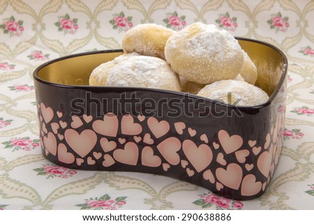 ?ookies in powdered sugar in a tin box in heart shape 3