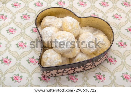 ?ookies in powdered sugar in a tin box in heart shape 6
