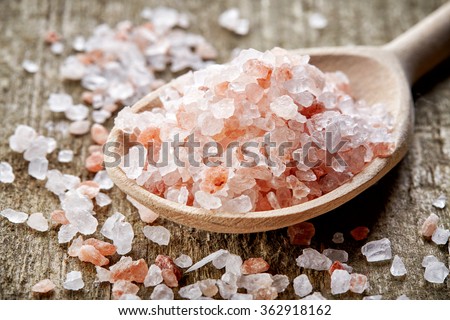 spoon of pink himalayan salt on wooden table