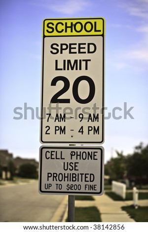 Texas school zone sign with cell phone use prohibited sign below it.