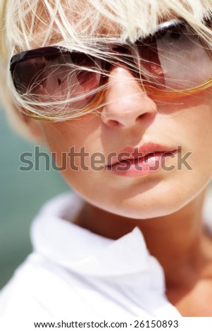 نظارات بطير العقل Stock-photo-portrait-of-beautiful-sexy-woman-in-sunglasses-26150893
