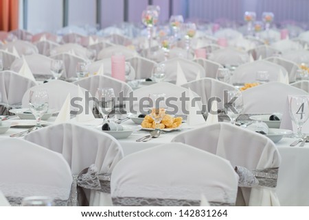 elegant table setting for wedding