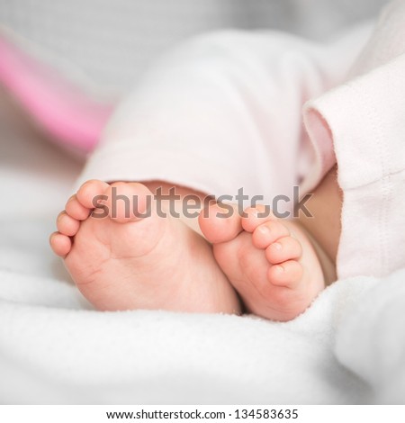feet of a 6 months old baby