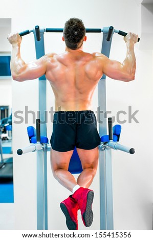 bodybuilder doing exercises on the horizontal bar