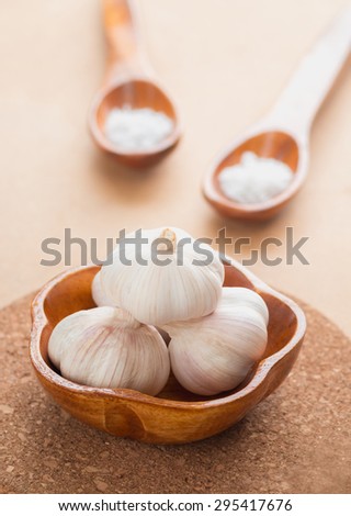 Garlic Wood Cup On the table A wooden spoon, add salt away.