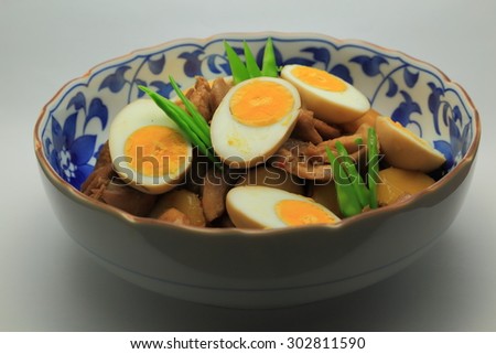 Simmering of chicken, carrot, burdock and boiled egg. Snow pea is added to a color scheme.