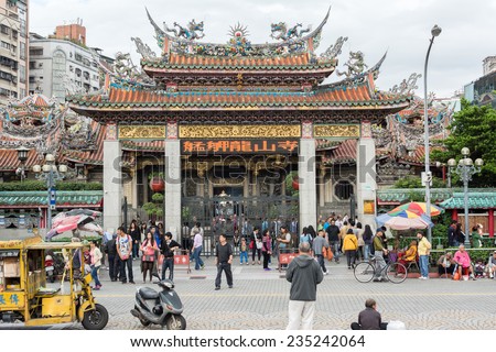 TAIPEI, TAIWAN - November 16th : Many tourists in front of the decorated archway of Longshan Temple, Taipei, Taiwan on November 16th, 2014.
