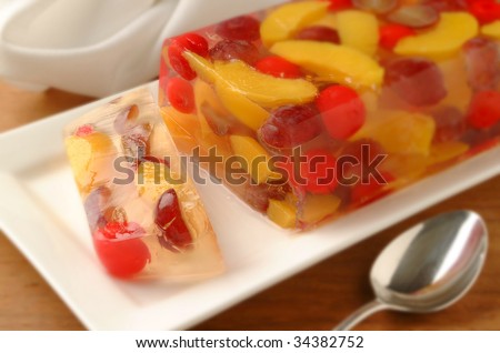gelatin dessert with peaches, cherries and sour cherries