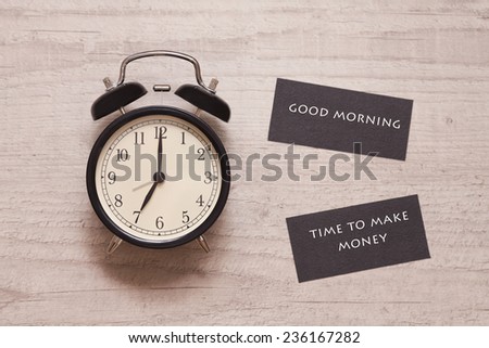 alarm clock showing seven o\'clock and indicating to wake up ans earn money