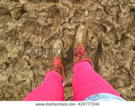 muddy wellies Wellington boots music festival fashion woman\'s legs