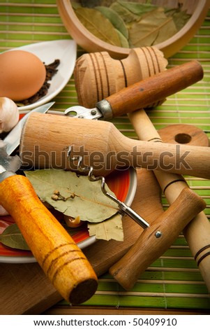 Various kitchen utensils are on the bamboo cloth