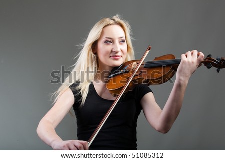 Violin player posing over gray background