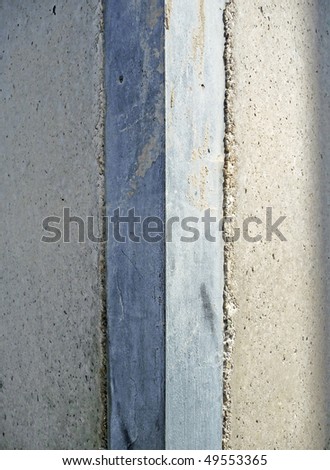 Ice breaking edge of concrete bridge column
