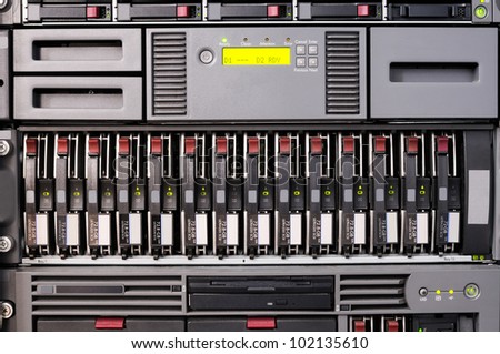 Rack mounted disk array  and server