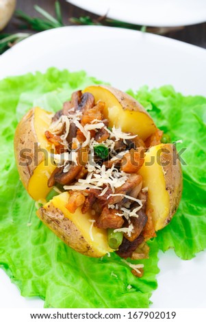 Baked potato with bacon and mushrooms