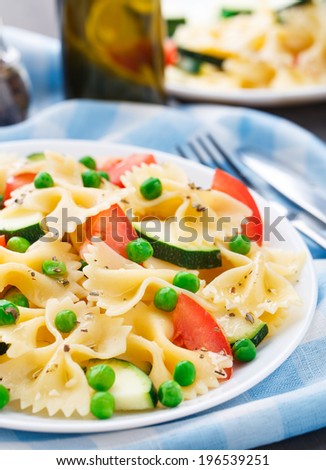 Pasta with zucchini, tomatoes and peas