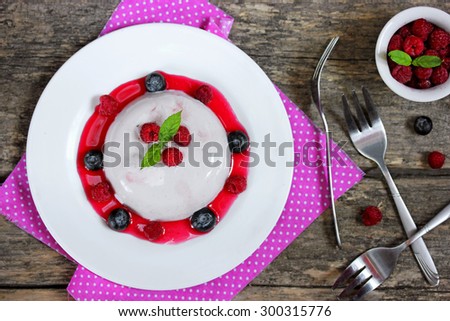Raspberry panna cotta with berries and raspberry topping