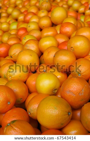 Pile of bright orange navel oranges at the farmers maket