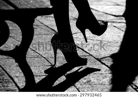 contour women\'s sandals in sunlight