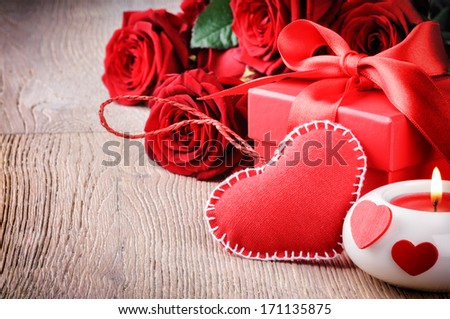 Red roses and gift box in St Valentine\'s setting