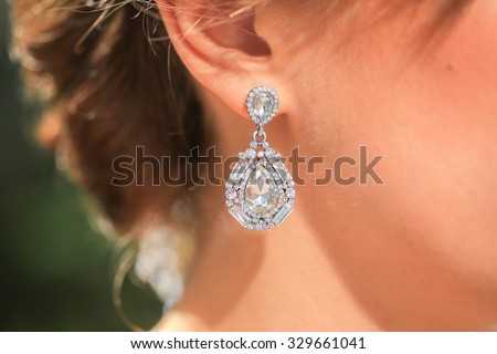 Gold earring with diamond