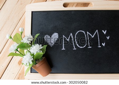 love mom message with hearts. Happy Mother\'s day message on blackboard