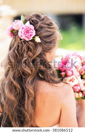 peonies in hair of the bride of pink color
