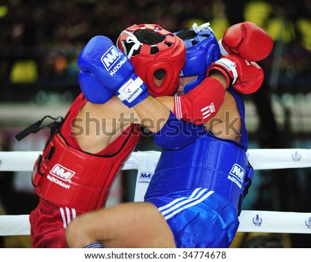 BANGKOK - AUGUST 2: Sajad All Amy (L) of Iraq fights Sherjod Sharipoy of Uzbekistan at Thai boxing event during the 1st Asian martial arts games 2009 August 2, 2009 in Bangkok, Thailand.