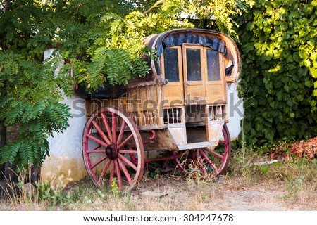 Wagon converted into a rural furniture.