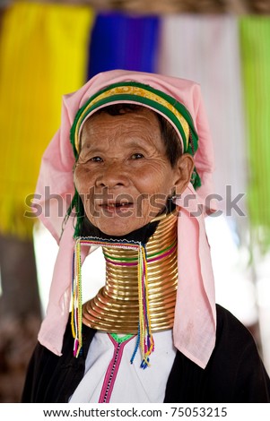 Aliens et pyramides... - Page 2 Stock-photo-myinkaba-january-a-padaung-tribe-woman-poses-for-a-portrait-on-january-in-myinkaba-75053215