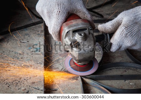 Working hand-held grinding steel.
