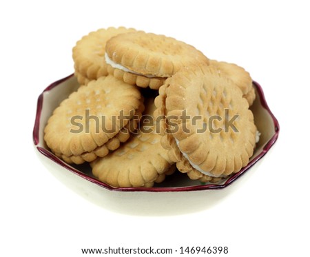 A nice view of bite size banana cream cookies in dish.