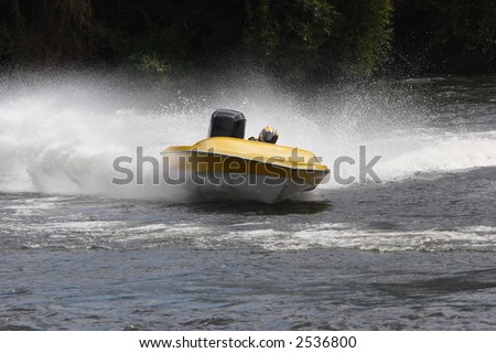A monoplaned hulled boat racing on the river