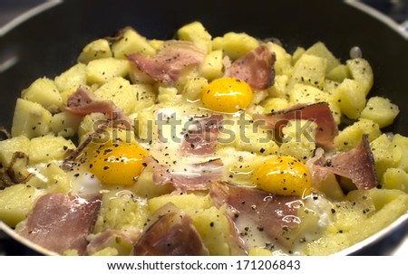potatoes with eggs and bacon