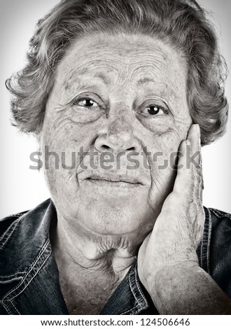 Face of an old woman - black and white portrait with dragan effect.