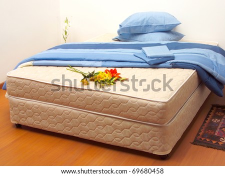 Mattress with sheets and pillows